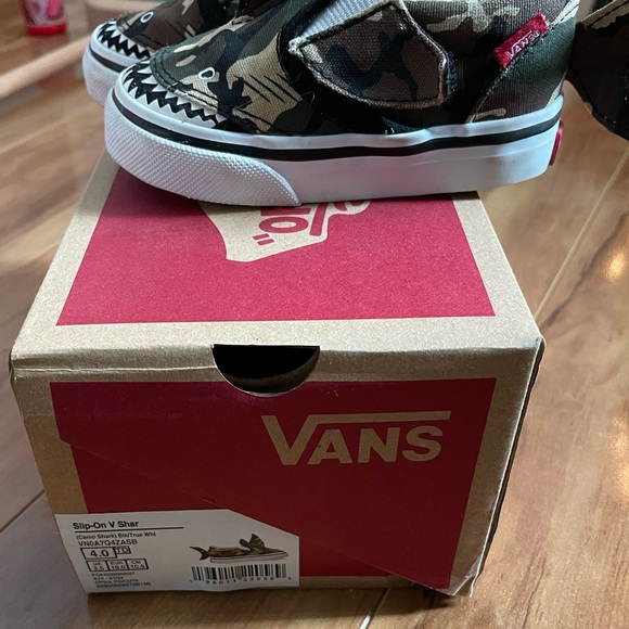 Toddler Vans shark slip on - Picture 3 of 3